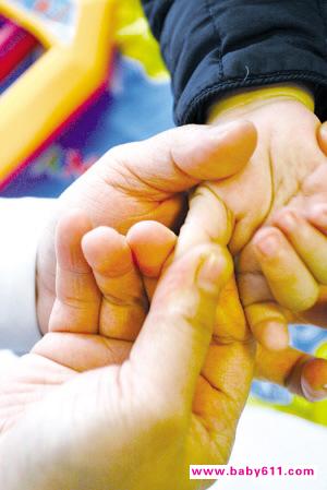 ��Ƣ���������ƵĴ�Ĵָָ����˳ʱ�����ơ�