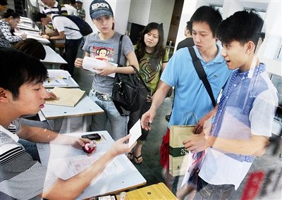 �����ж�Ů����һɽ�����ϱ��籨�� ��ͬ��ͬѧ