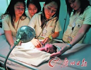 Ů���ں������;��������Ӥ������������