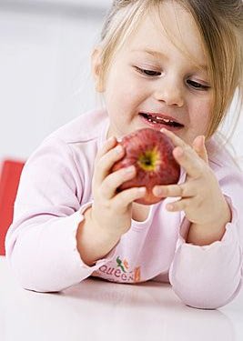 秋冬时节给宝宝吃水果有讲究