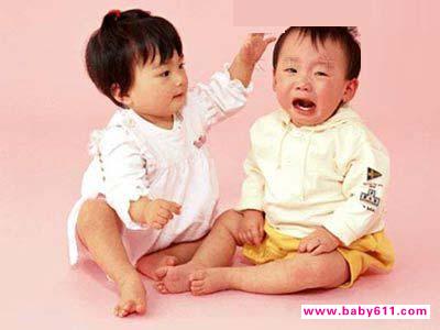 宝宝爱打人的原因?