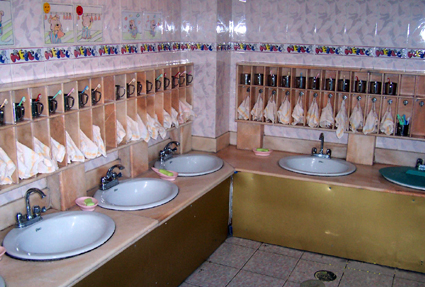 幼儿园盥洗室布置:洗手池 手帕存放1