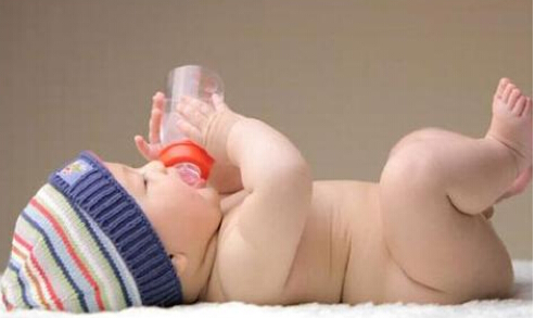 5个信号指示宝宝吃饱了