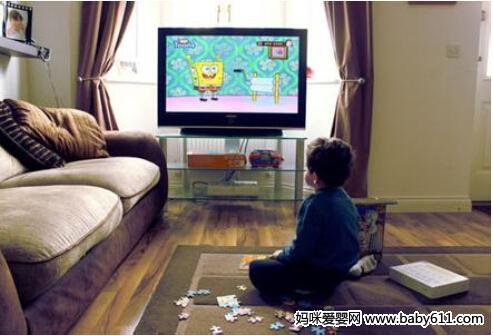 不少孩子从幼儿园回来,就粘着电视,无论家长如何劝说也要看电视。孩子长时间对着电视不利于健康和视力,如何让孩子自觉控制看电视的时间呢?