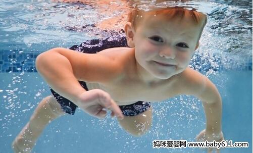 宝宝游泳可以开发智力