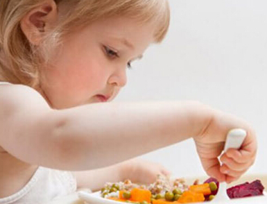 【让孩子把碗里的饭吃光对孩子好吗】