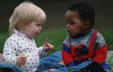 孩子要参与同伴游戏锻炼社交能力