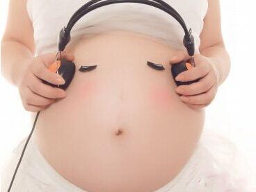 音乐胎教有助于胎儿身心发育