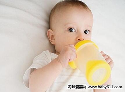 喂宝宝米粉时不妨加些果汁