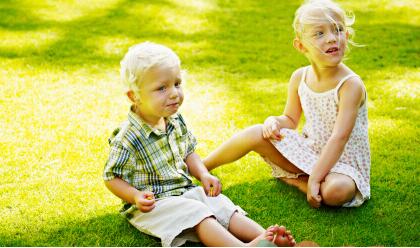 引导小班幼儿与同伴交往