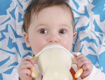 宝宝奶粉换段不适应 会出现这些症状