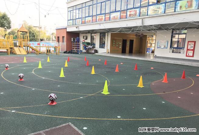 幼儿园大班足球特色活动:左右脚交替运球