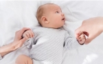 宝宝吐奶学会拍嗝就OK吗？