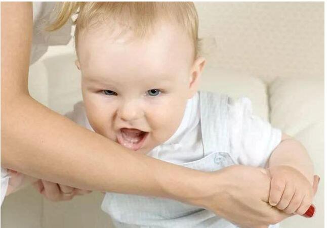 为什么有的宝宝在某些阶段会喜欢咬人
