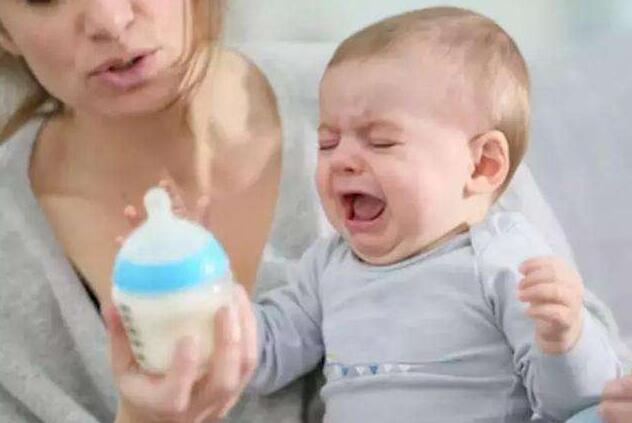 给新生儿用奶瓶喂养的2大危害