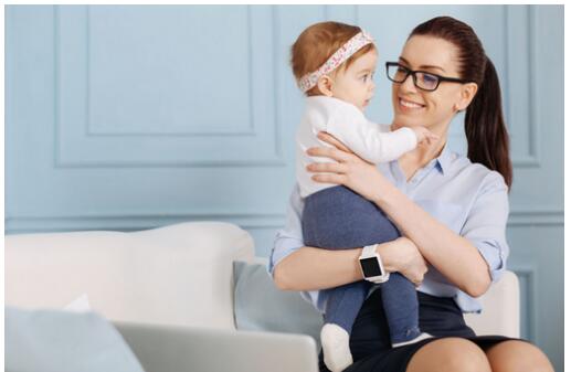 你知道抱在手里的婴儿也会有隐私吗?怎样才能尊重宝宝呢