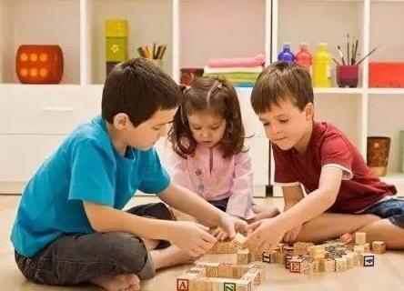 ����������ͯ��չͬ���ϵ��?