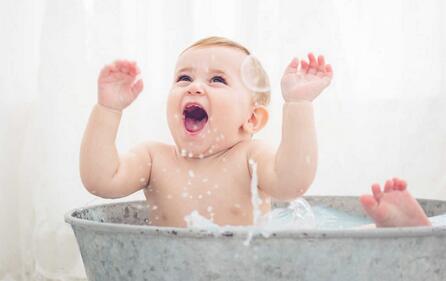 家长怎样给宝宝洗脸和手呢？