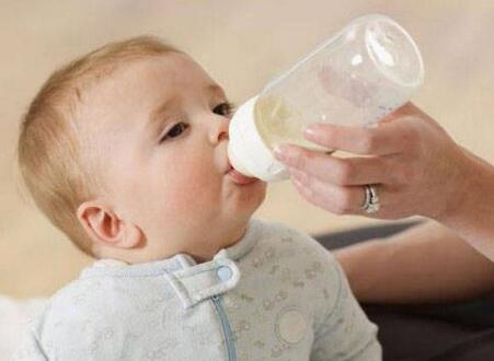 教你5招预防宝宝吐奶!