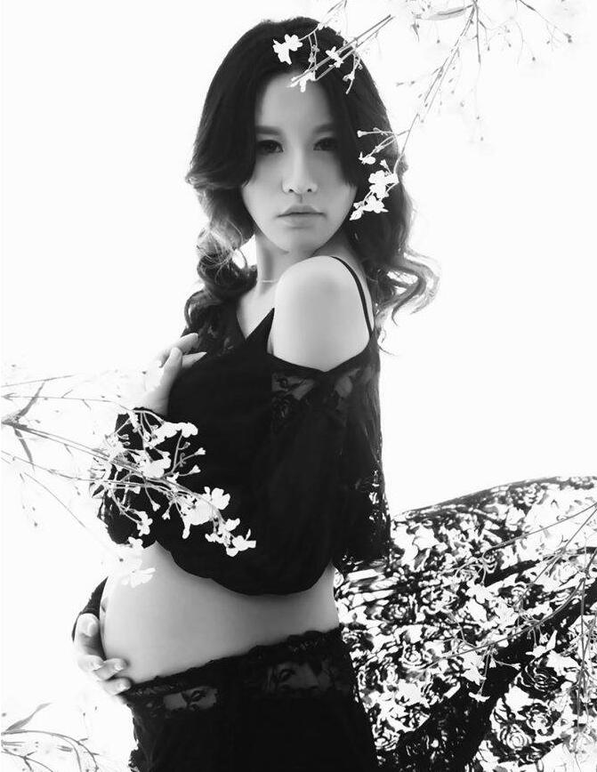 ��ɫ��˿��Ů�и�