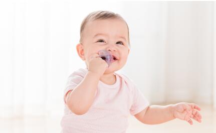 宝宝睡觉打嗝是怎么回事