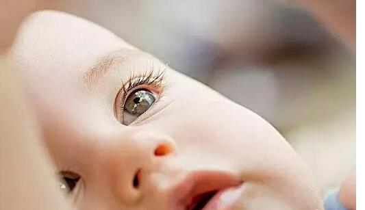 宝宝眼屎多是怎么回事