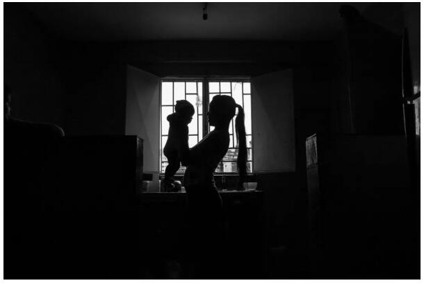 独抚妈妈:温柔地穿越暴风雪