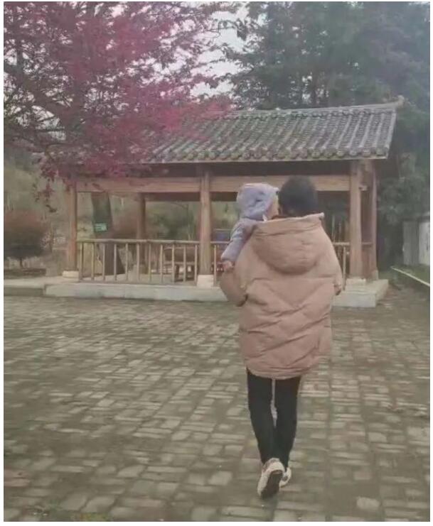 独抚妈妈:温柔地穿越暴风雪