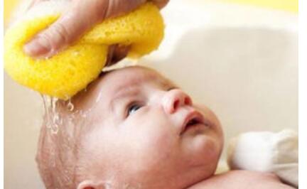 妈妈必知：给宝宝洗头的步骤