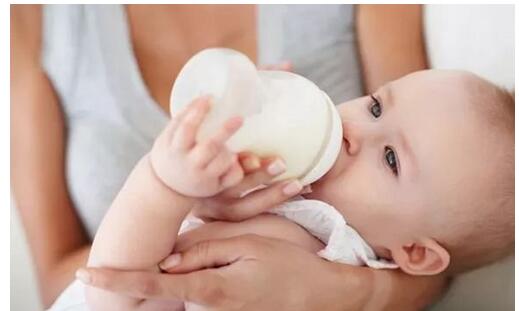 如何分辨新生儿溢奶和吐奶？