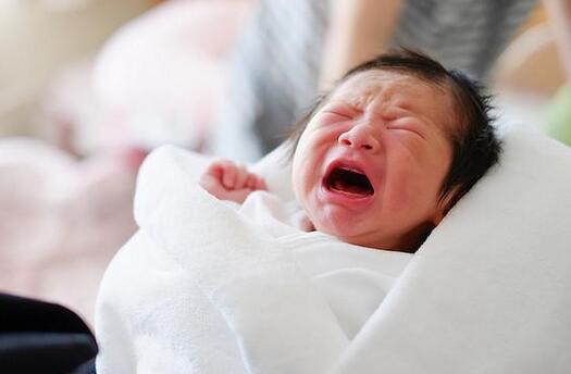 新生儿夜哭的10种原因和解决方法，父母要知道！
