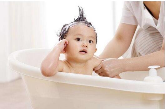新手妈妈给小宝宝洗澡也要掌握正确方法哦！