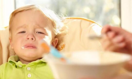 让宝宝专心吃饭不容易，来看看这些有效办法吧！