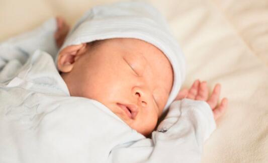 新生儿为何喜欢抱着睡？父母了解原因，才能找到解决方法！