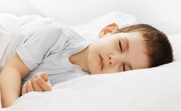 宝宝睡觉总喜欢头侧向一边，该如何引导和纠正？