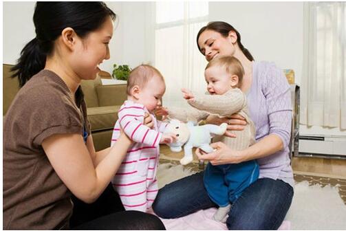 1岁内的宝宝,要多抱还是多躺?