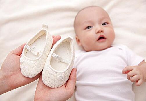 宝宝多大穿鞋最合适？穿鞋不当会有哪些危害？