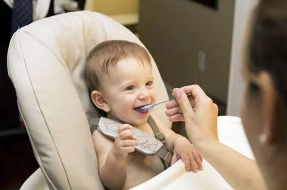 宝宝过度喂养弊端多，新手父母该学会调整啦！