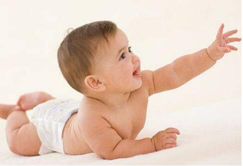 宝宝翻身的那些知识,爸爸妈妈快来了解下!