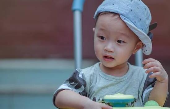 孩子在饭桌上这些行为千万别做!不然会暴露你的家庭教养!