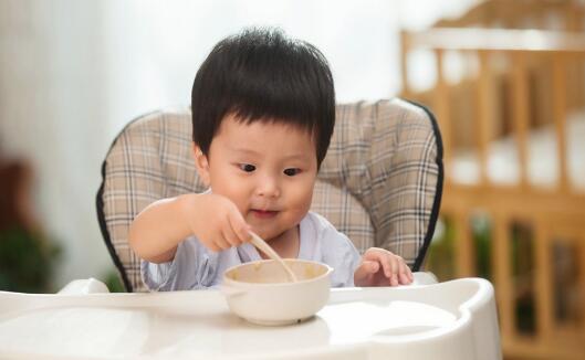 如何让小宝宝好好吃饭？聪明家长要学会控制吃饭时间！
