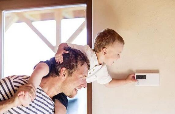 0-3岁宝宝独立性超乎你想象,家长适当放手很重要