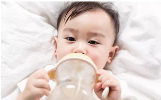 给宝宝转奶不易,妈妈们要用对方法,稍不留神宝宝就排斥!