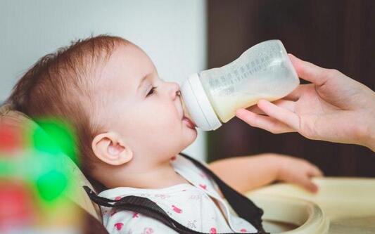 给宝宝转奶不易,妈妈们要用对方法,稍不留神宝宝就排斥!
