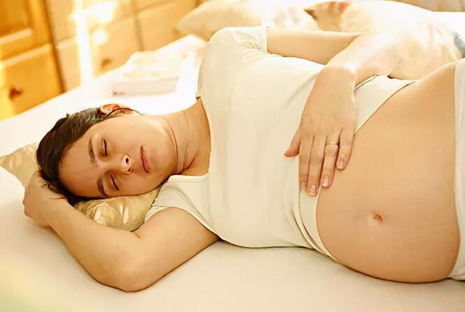 到了孕晚期，准妈妈有这些“异常”反应，说明胎宝宝很健康