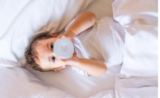 躺着喝奶对宝宝有哪些危害？一点也不要小看哦！