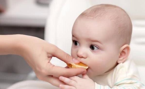 新生儿第一口奶决定健康?揭秘黄金喂养法则