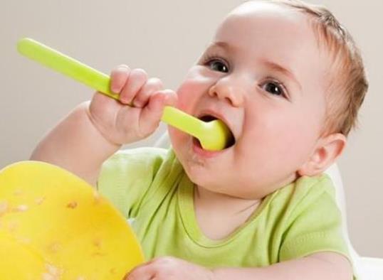 新生儿喂养误区大揭秘:避开这些坑,宝宝少生病