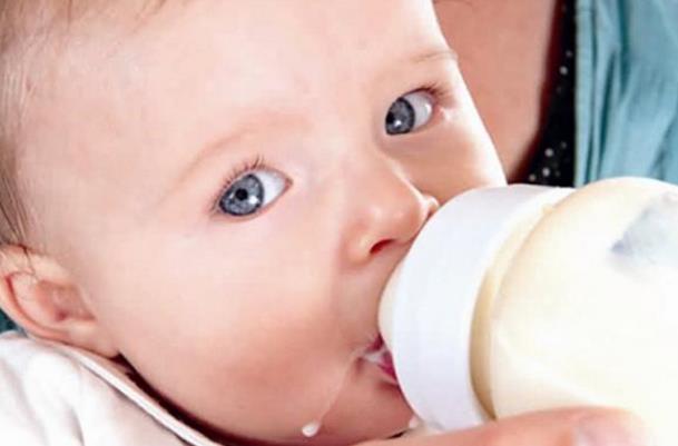 新生儿吐奶:破解育儿路上的小难题