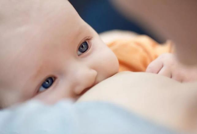 纯母乳宝宝6个月前不用喝水!很多家长都做错了